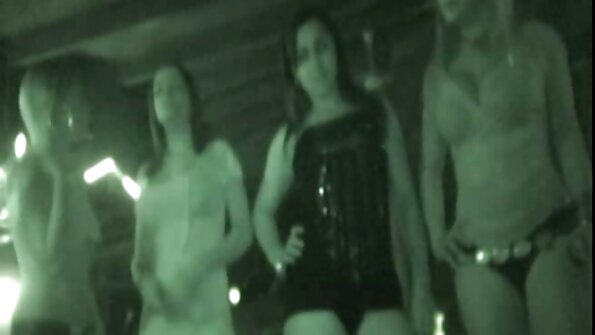 Hai người phụ nữ nóng bỏng với thân hình gợi cảm đang trêu chọc nhau trên tải phim sex nhật bản giường